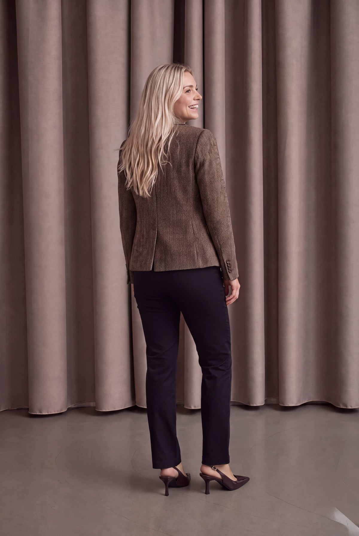 I SAY Oda Blazer in Brown Herringbone model