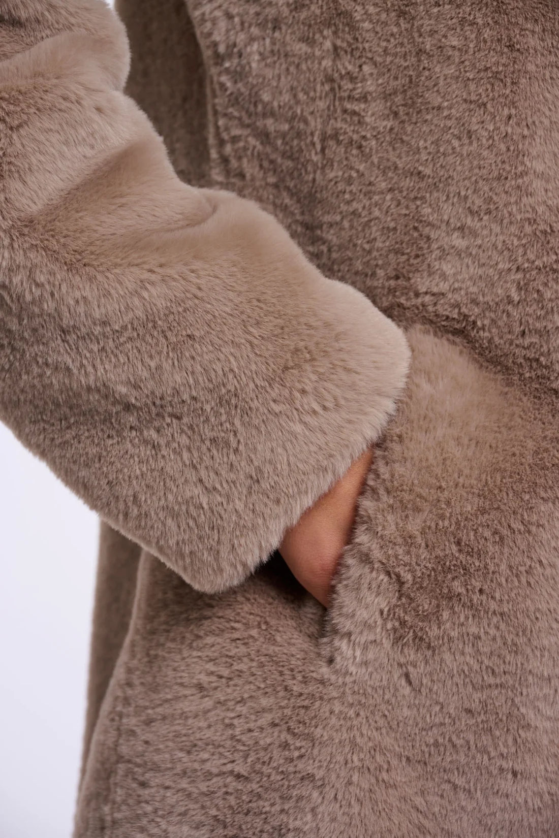 CLOSE UP OF SLEEVE CUFF NONNA 7002611 RINO PELLE MOCHA LATTE 