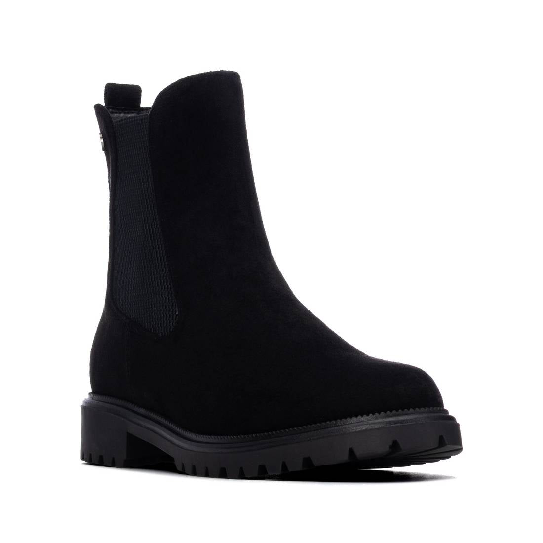 XTI Chelsea Ankle Boot 14624201 in Black three-quarter front view