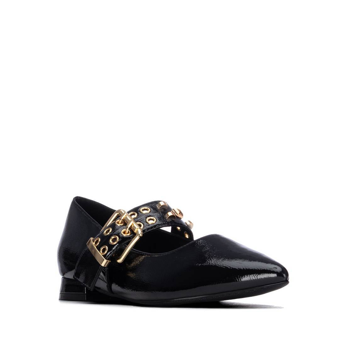XTI Loafer 14641801 in Black three-quarter front view