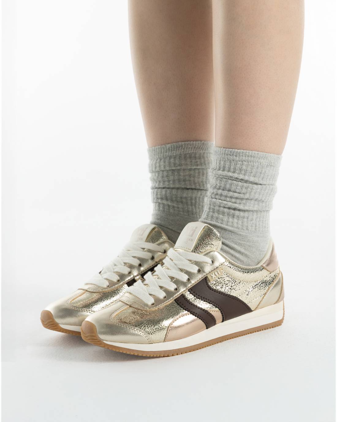 XTI Sneaker style 14627503 in Gold side profile