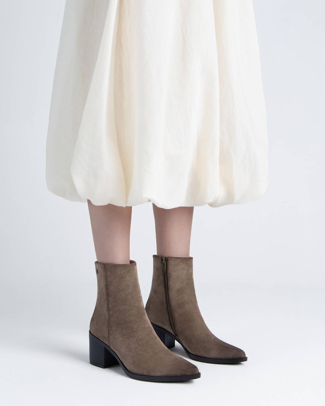 XTI 14650903 in Taupe styled on foot