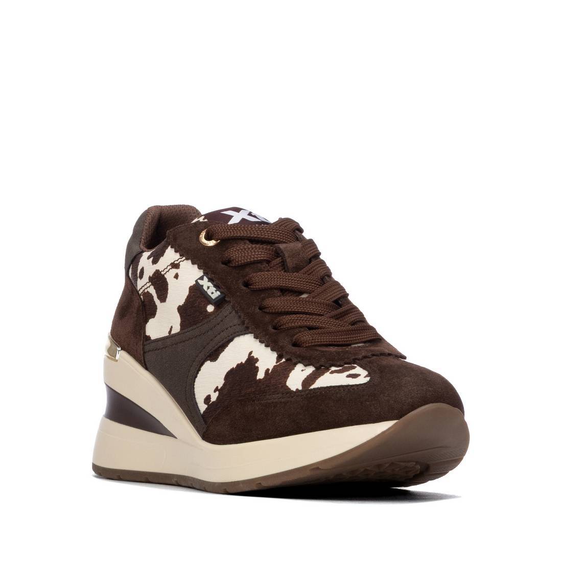 XTI Wedge Sneaker 14636701 in Brown three-quarter front view