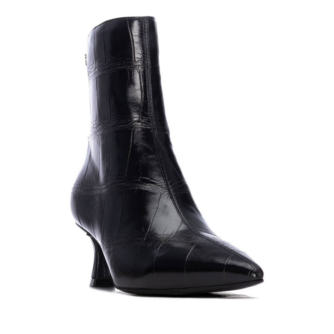 XTI Ankle Boot 14621802 in Black three-quarter front view