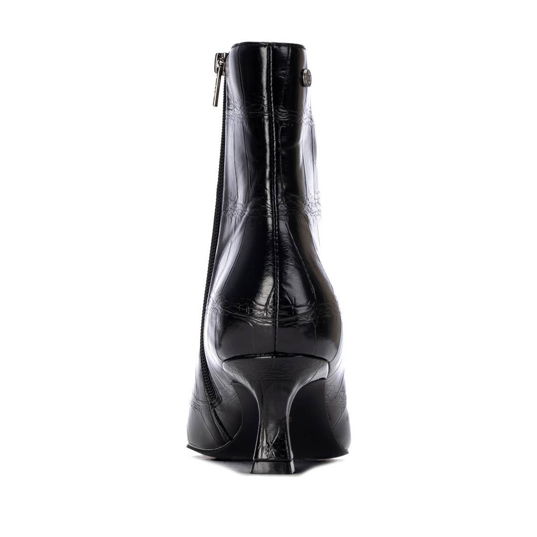 Close-up of sole and heel on XTI 14621802 in Black